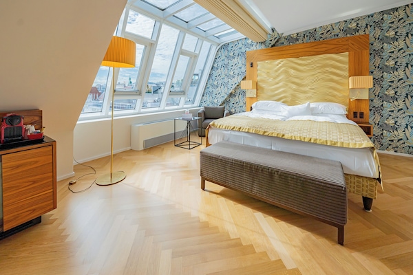 Junior Suite | Sengetøy av topp kvalitet, senger med overmadrass og safe på rommet