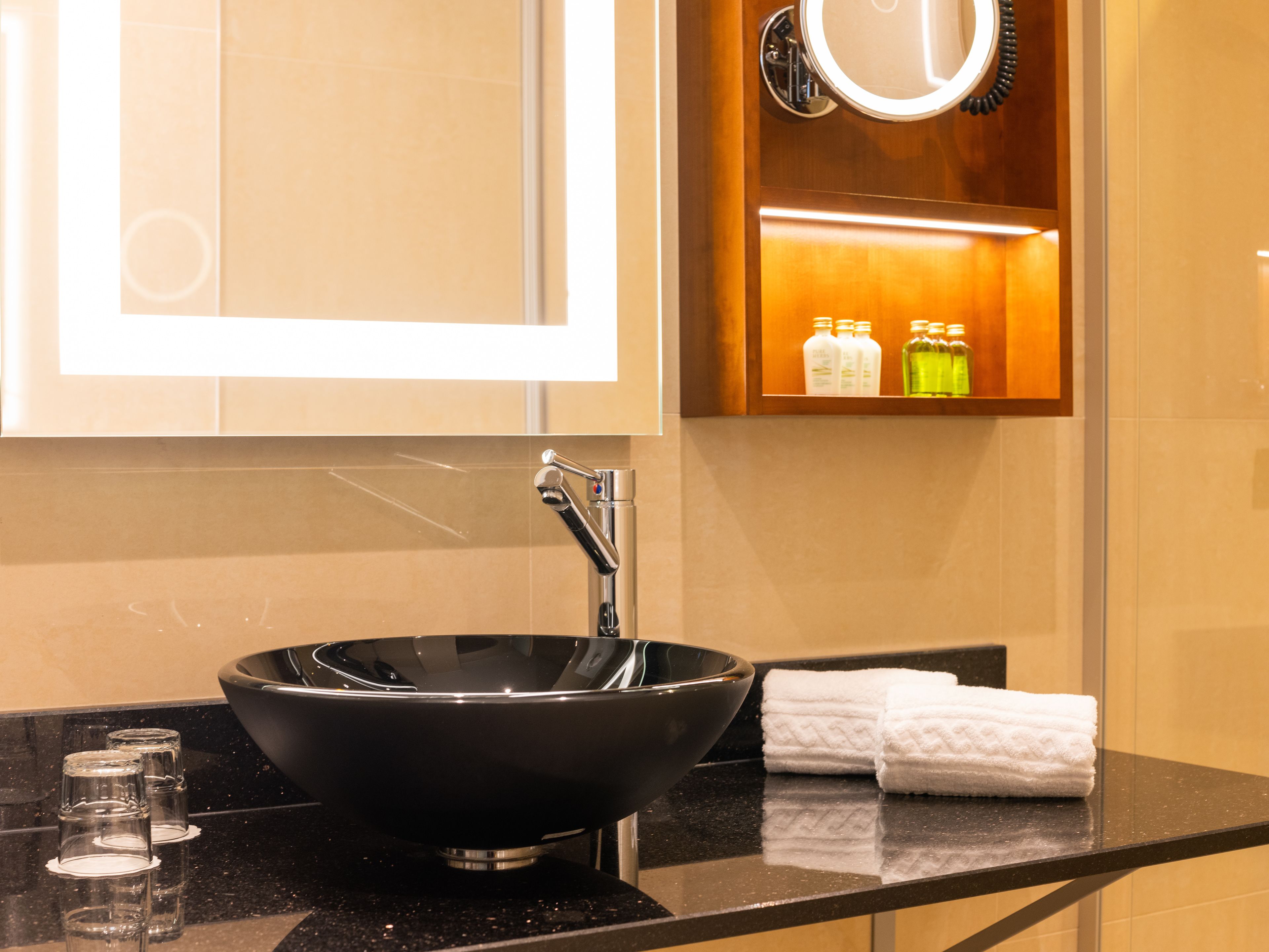 standard room (wiener klassik) | bathroom | free toiletries, hair dryer, towels