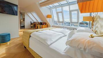 Junior Suite | Premium bedding, pillowtop beds, in-room safe, individually decorated