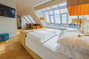 Junior Suite | Premium bedding, pillowtop beds, in-room safe, individually decorated