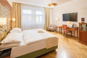 Superior kamer (Wiener Elégance) | Luxe beddengoed, pillowtop-bedden, een kluis op de kamer