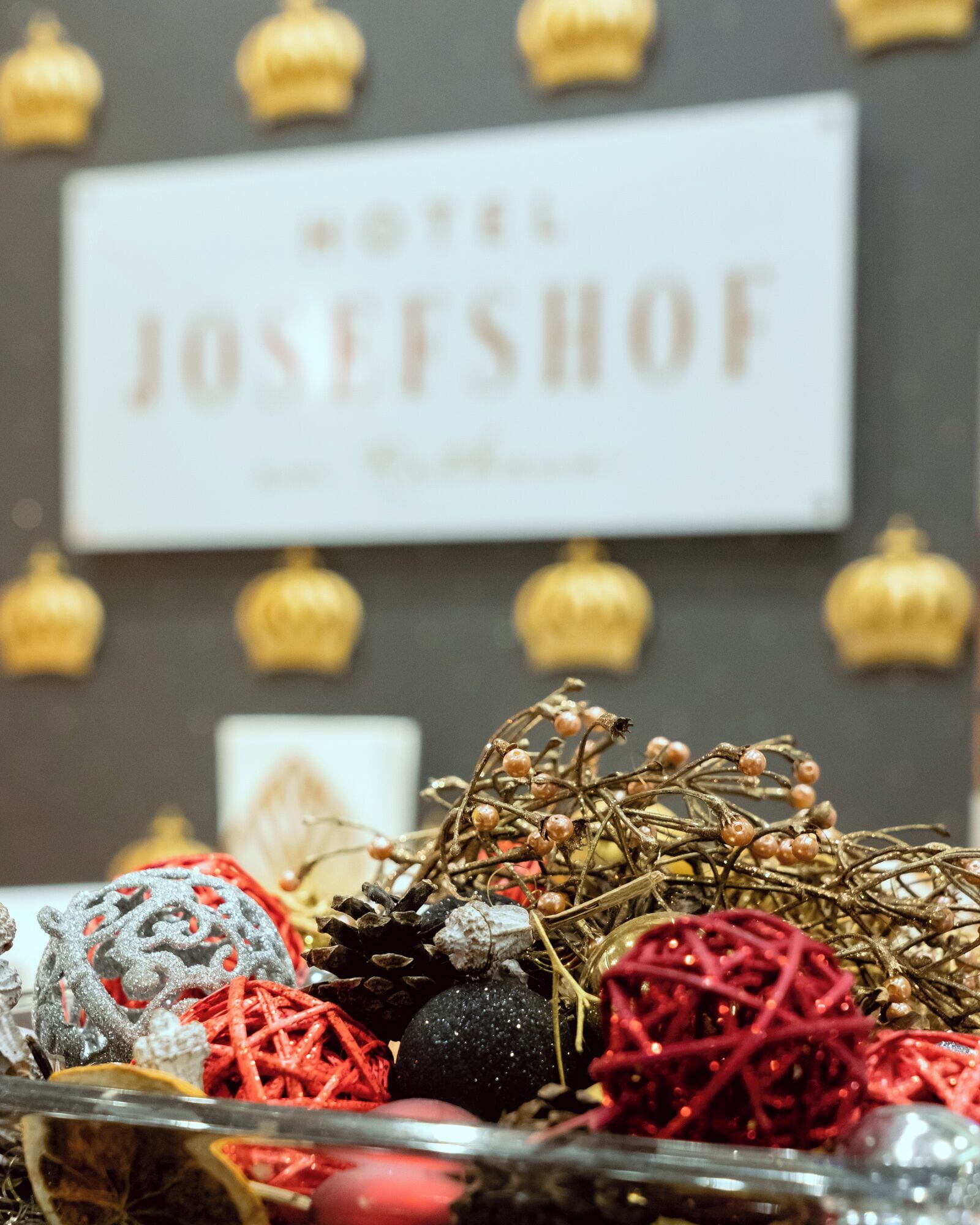 Uma composição decorativa com enfeites e uma placa para o Hotel Josefshof.