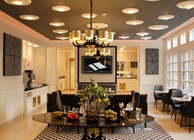 Sarapan bufet setiap hari (EUR 29 seorang) 