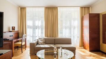 Junior Suite | Premium bedding, pillow-top beds, in-room safe, individually decorated