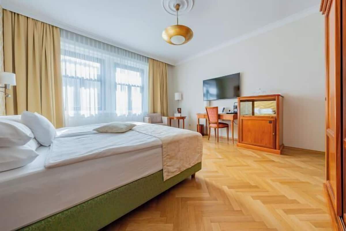 Premium bedding, pillowtop beds, in-room safe, individually decorated