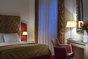 ملاءات للفراش لا تسبب الحساسية وميني بار وخزنة داخل الغرفة