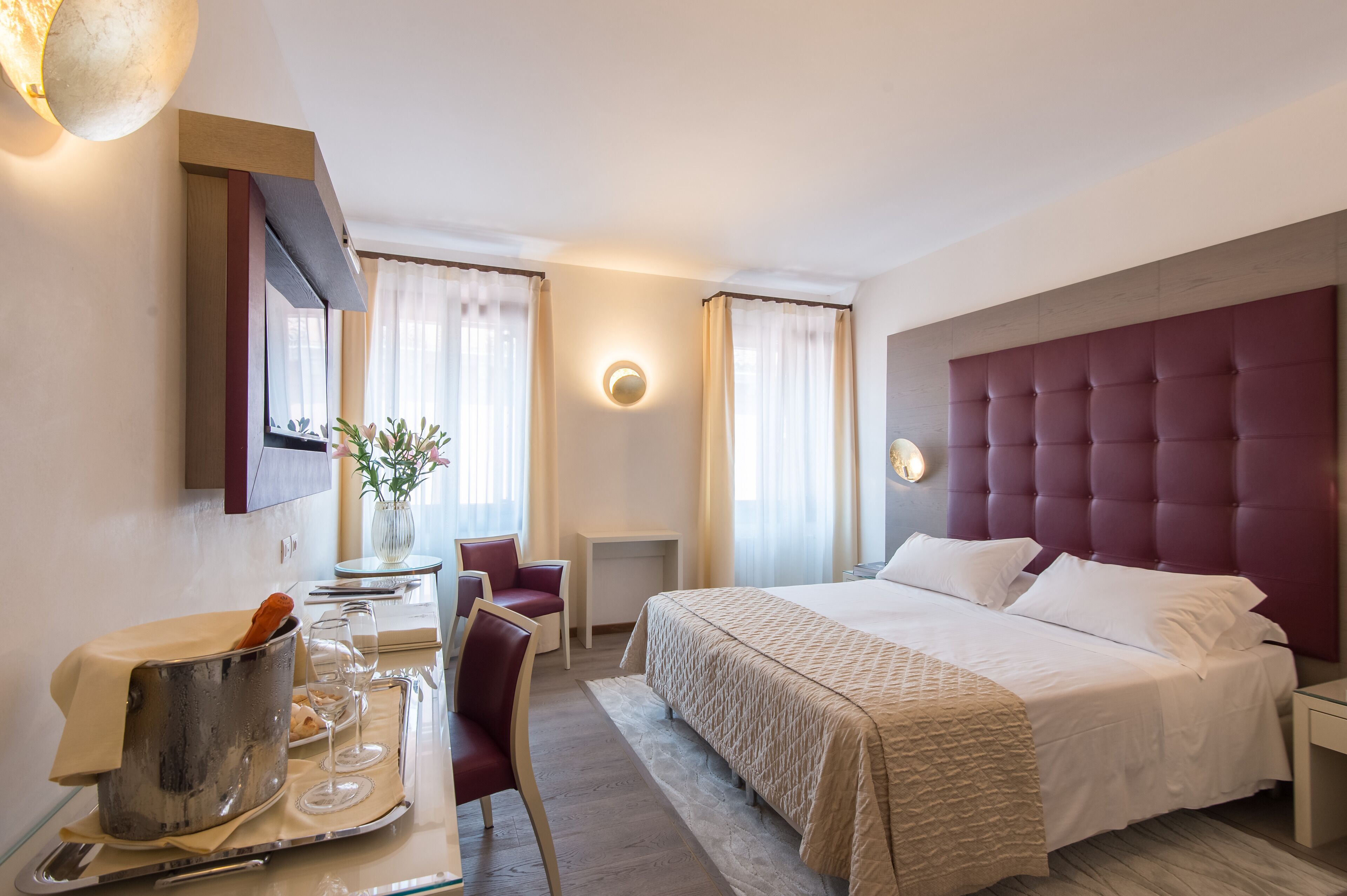 deluxe room, 1 double or 2 single beds | hypo-allergenic bedding, minibar, in-room safe, desk