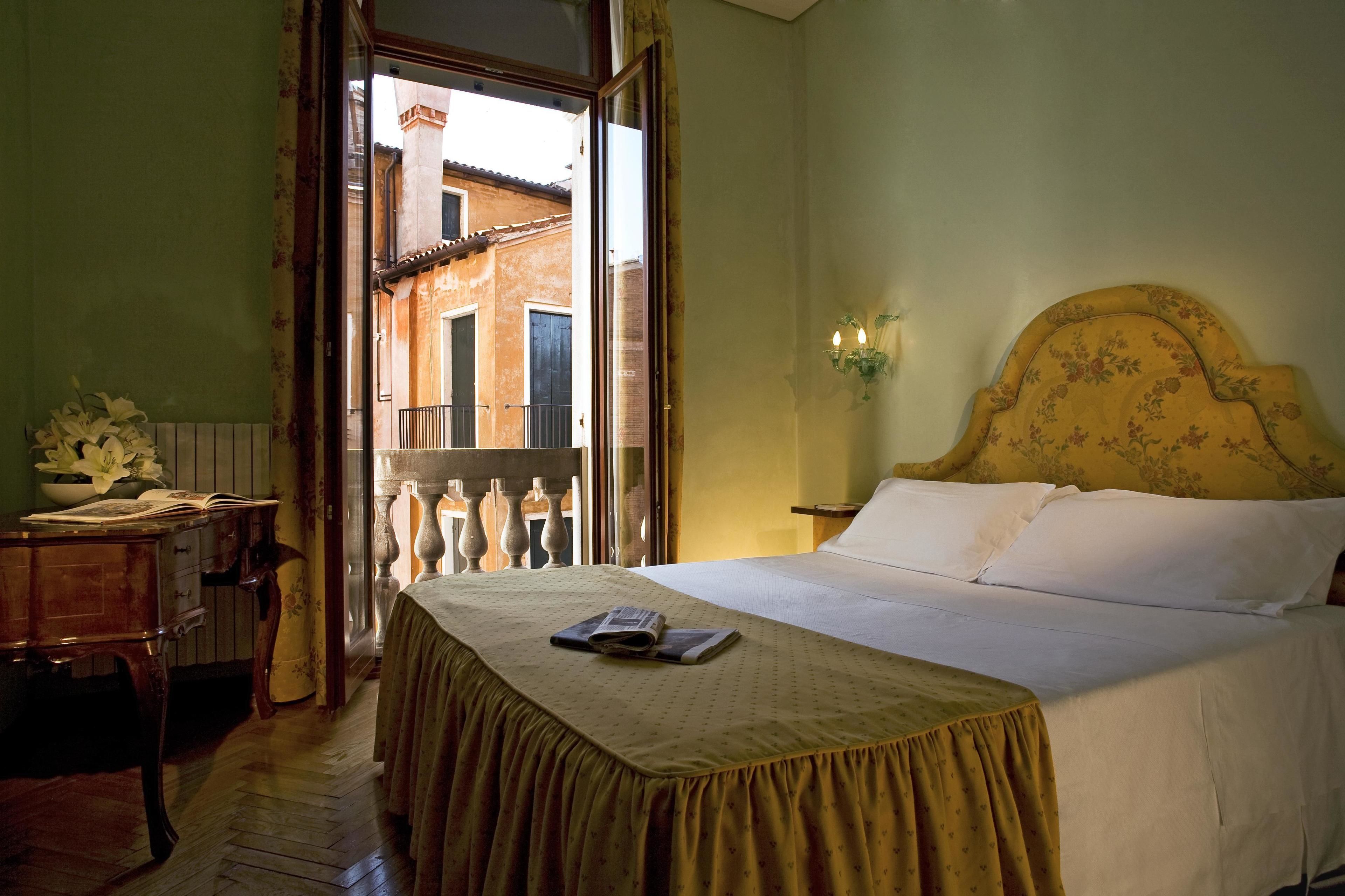 standard room, 1 double or 2 single beds | hypo-allergenic bedding, minibar, in-room safe, desk