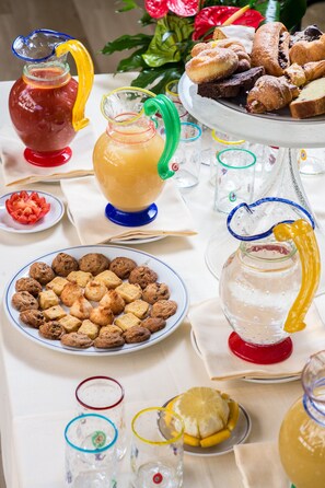 الإفطار بتكلفة قدرها (11 EUR للشخص)