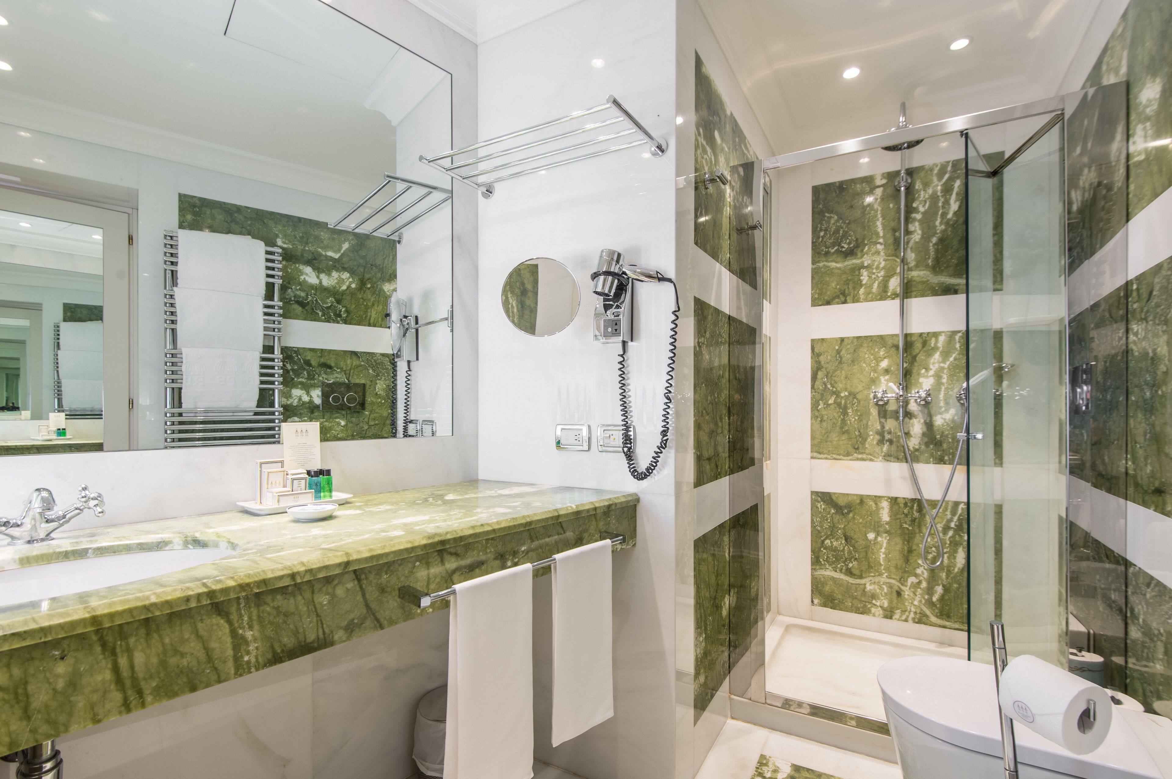 superior room | bathroom | free toiletries, hair dryer, bathrobes, slippers