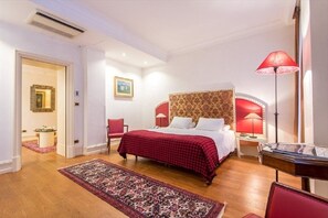Peralatan tempat tidur hipoalergenik, bar mini, peti besi dalam bilik 
