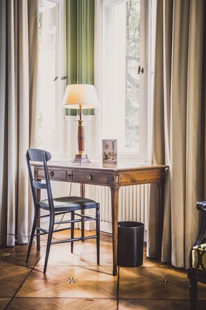Luxe beddengoed, donsdekens, een kluis op de kamer