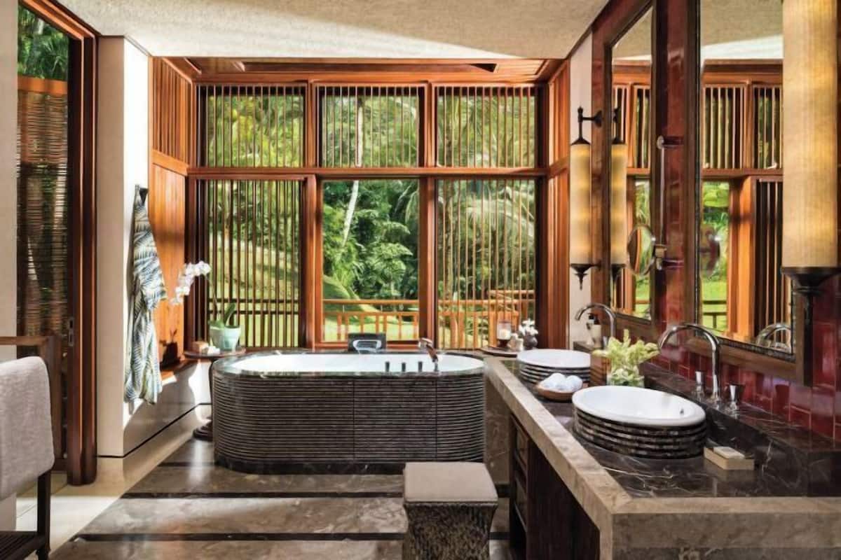Separate bathtub and shower, deep-soaking bathtub, free toiletries