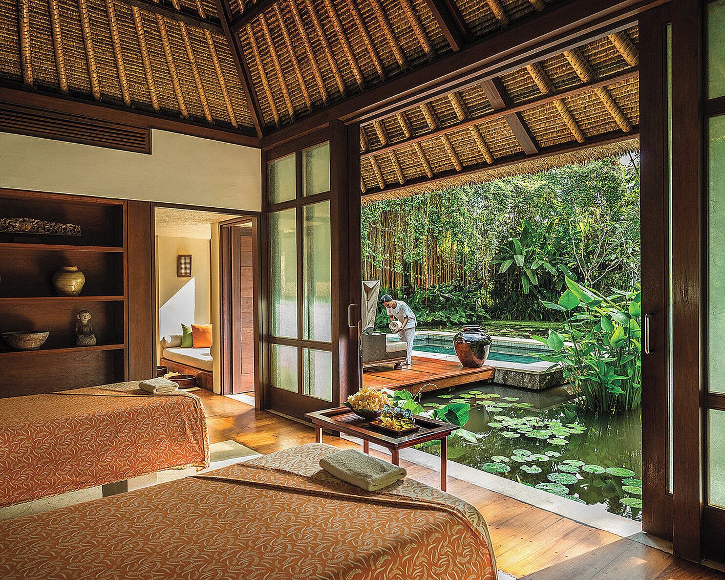 Hot tub, perawatan tubuh, aromaterapi, body wrap, dan body scrub