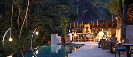 3 nhà hàng, phục vụ bữa sáng, bữa trưa, bữa tối, món ăn Indonesia