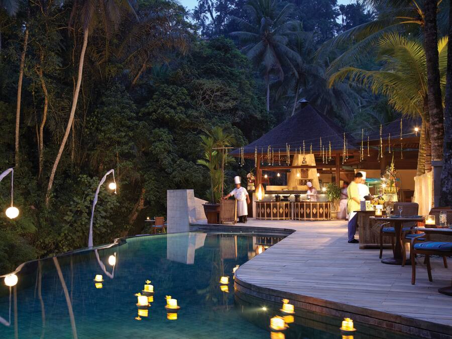 3 restauranter, frokost, lunsj og middag serveres, indonesiske retter