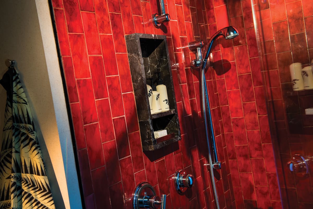 Minibar, Zimmersafe, Schreibtisch, Verdunkelungsvorhänge