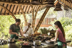 3 ristoranti, aperti a colazione, a pranzo e a cena, cucina indonesiana