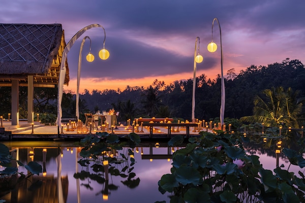 3 restaurants; breakfast, lunch, and dinner served