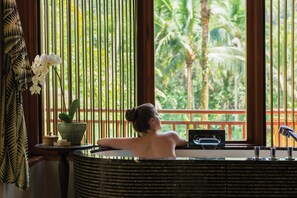 Separate tub and shower, deep soaking tub, free toiletries, hair dryer