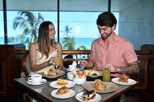Minibar, caja de seguridad en la habitación y escritorio 