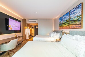 Family Studio | Minibar, in-room safe, desk, laptop workspace - Hotel Atlante Plaza (Recife)