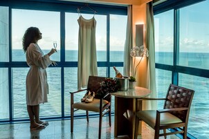 Minibar, caja de seguridad en la habitación y escritorio 