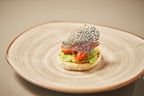 Un plato de cerámica redondo con un diseño texturizado.
