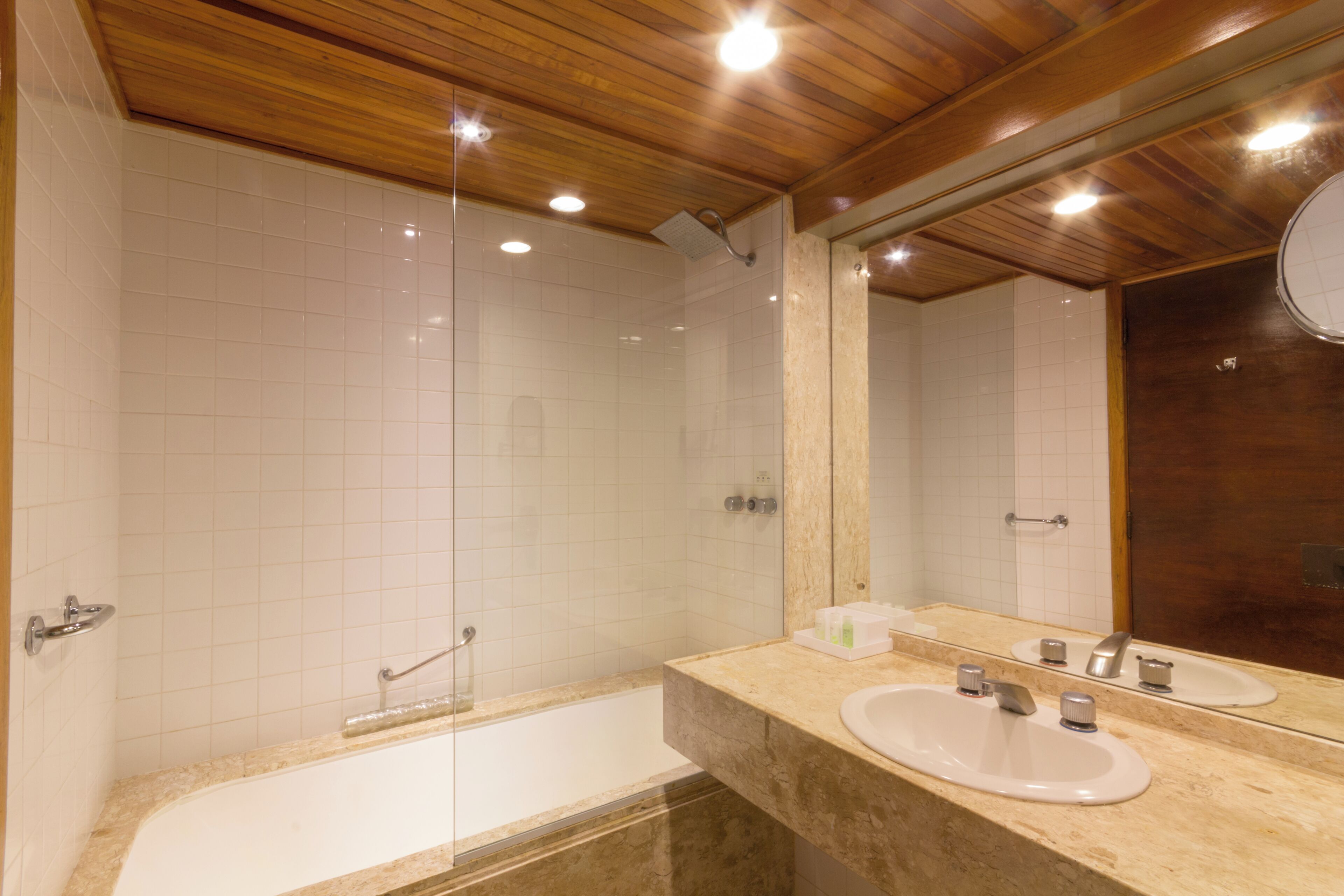 standard casal adaptado | bathroom | shower, free toiletries, hair dryer, towels