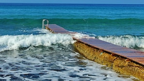 Praia particular, espreguiçadeiras, toalhas de praia, bar na praia