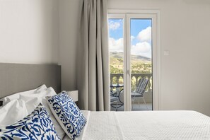 Superior Triple Room, Sea View | 1 bedroom, in-room safe, laptop workspace, soundproofing