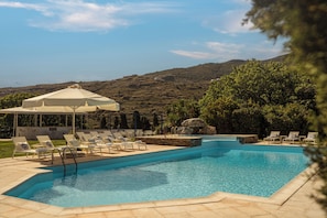 Outdoor pool, pool loungers - Paradise Art Hotel (Andros)