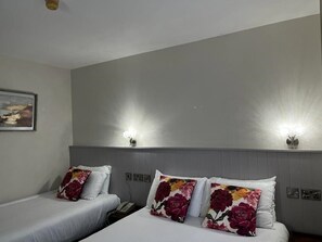 Triple Room | Rollaway beds, bed sheets - Carna Bay Hotel (Carna)