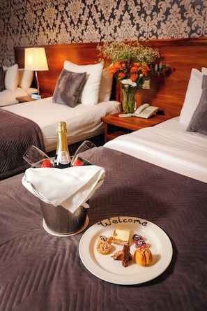 Twin Room | Premium bedding, in-room safe, desk, laptop workspace
