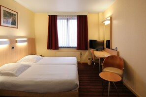 Kamer, 1 twee- of 2 eenpersoonsbedden | Een kluis op de kamer, een bureau, een strijkplank/strijkijzer