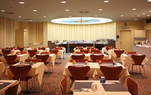 Breakfast (EUR 15 per person)