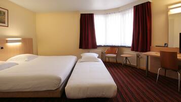 Een kluis op de kamer, een bureau, een strijkplank/strijkijzer