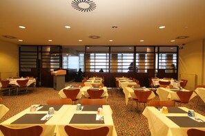 El desayuno cuesta 15 EUR por persona