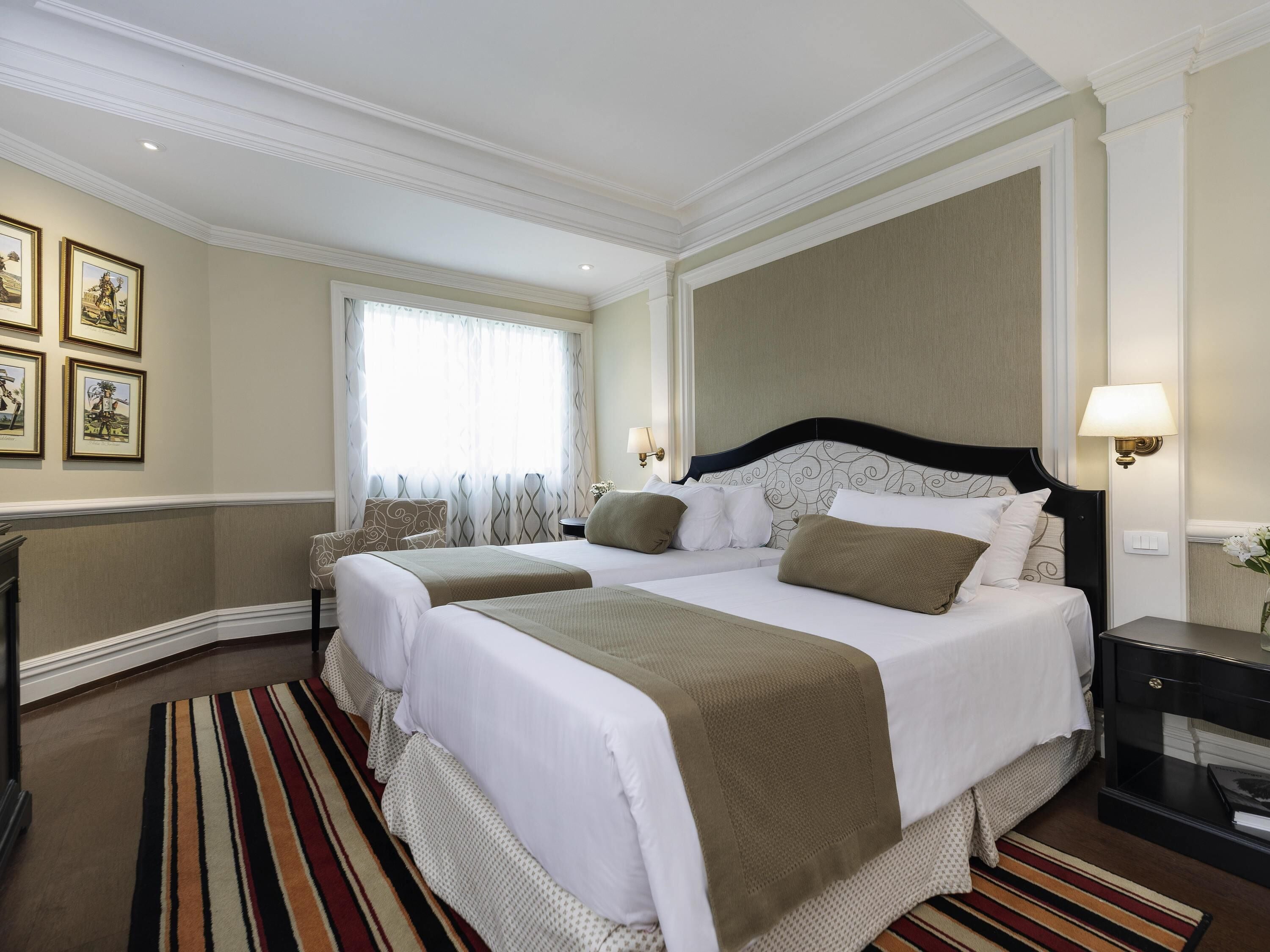 Deluxe-rum - 2 enkelsängar - balkong | Minibar, värdeförvaringsskåp på rummet, unika möbler och skrivbord