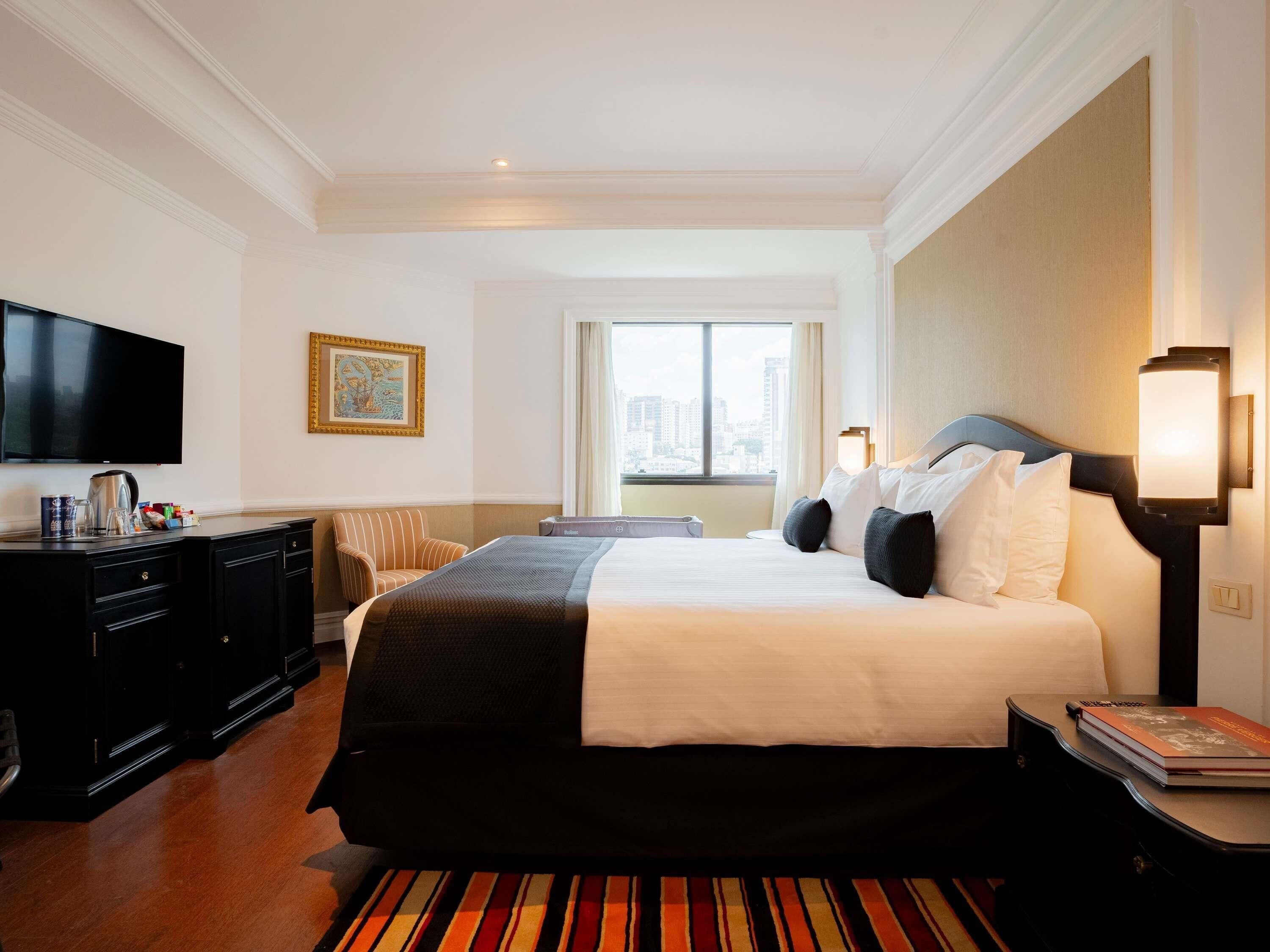 Familjerum - flera sängar (Superior) | Minibar, värdeförvaringsskåp på rummet, unika möbler och skrivbord