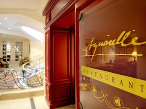 2 restaurants, breakfast, lunch, dinner served; international cuisine  - Grand Mercure Sao Paulo Ibirapuera (São Paulo)