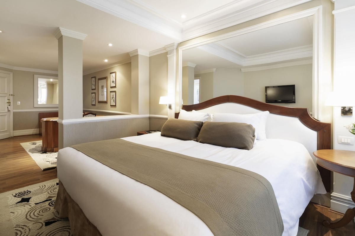 Chambre Exécutive, 1 très grand lit | Minibar, coffres-forts dans les chambres, ameublement personnalisé