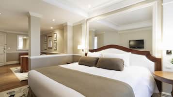 Executive Room, 1 King Bed | Minibar, in-room safe, individually furnished, desk