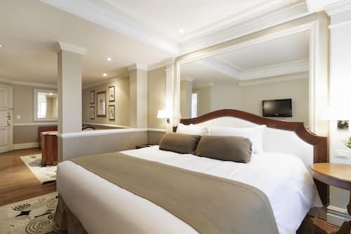 Executive Room, 1 King Bed | Minibar, in-room safe, individually furnished, desk
