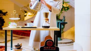 Minibar, caja fuerte, mobiliario individual y escritorio