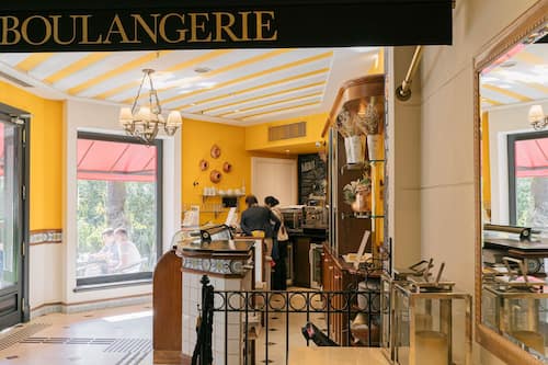 2 restaurantes, se sirven desayunos, comidas y cocina internacional