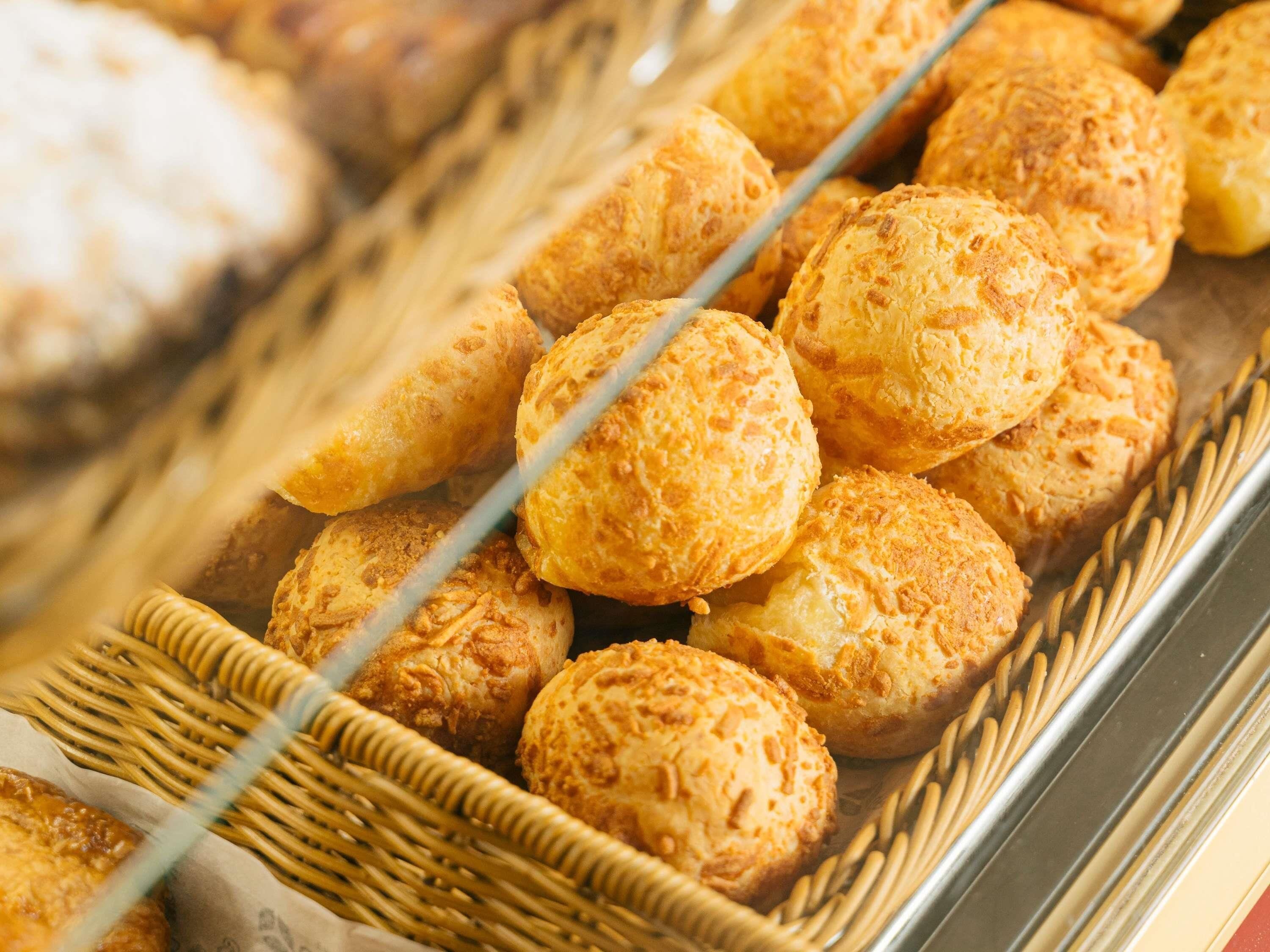 Une variété de produits de boulangerie présentés, probablement dans une boulangerie ou un café.