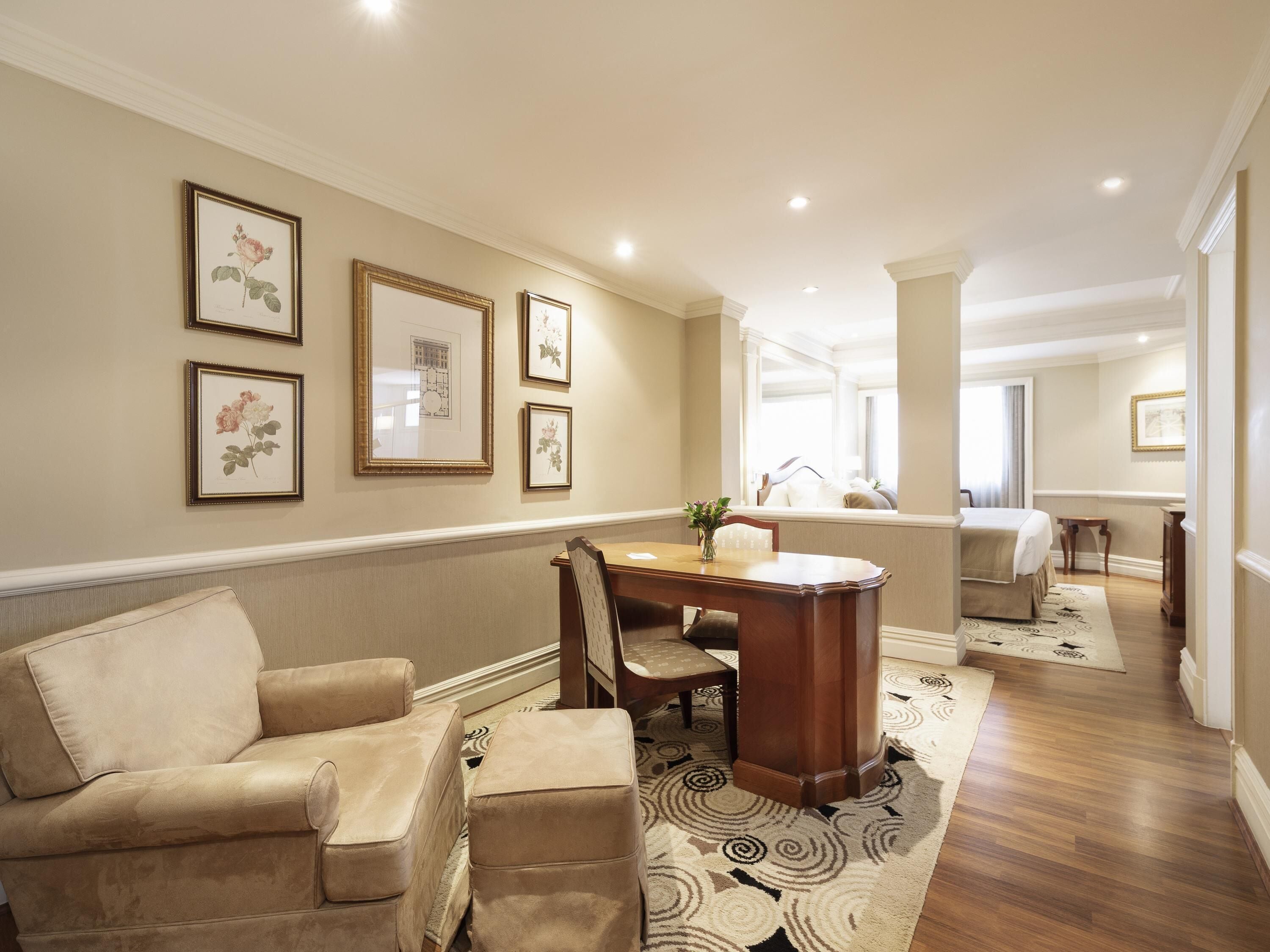 Quarto Executivo Cama King | Frigobar, cofres nos quartos, individualmente mobiliados, escrivaninha