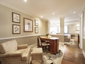 Executive-Zimmer, 1 King-Bett | Minibar, Zimmersafe, individuell eingerichtet, Schreibtisch