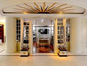 2 restaurants, breakfast, lunch, dinner served; international cuisine